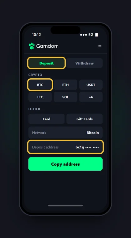 Illustrasjon av en mobil med Deposit-fanen hos Gamdom der Bitcoin er valgt og innskuddsadressen vises